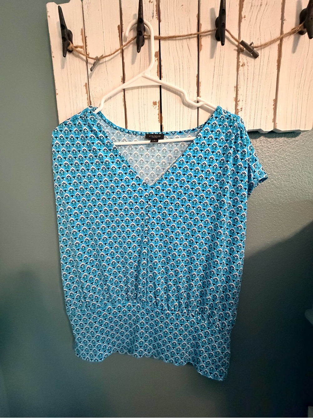 Ann Taylor Blue Floral V-Neck Short Sleeve Top
